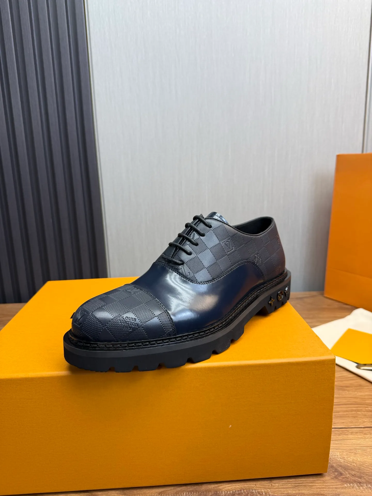 Men's shoes 💰900💰 LV. Men's casual lace-up leather shoes, the latest hot style 🔥 1:1 original purchase quality, top quality goods ⬆️The upper is imported open-edge beaded cowhide, cowhide, and cow suede. The hand-made three-dimensional stitching highlights the round toe design. The inner foot pads are all imported cowhide, with the original wear-resistant foam outsole, matching code 39-44, (38, 45 custom-made, non-refundable)